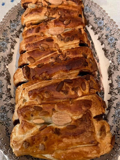 Una foto de Trenza de hojaldre rellena de chocolate y cubierto de frutos secos🍃
