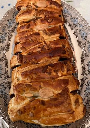 Foto principal de Trenza de hojaldre rellena de chocolate y cubierto de frutos secos🍃