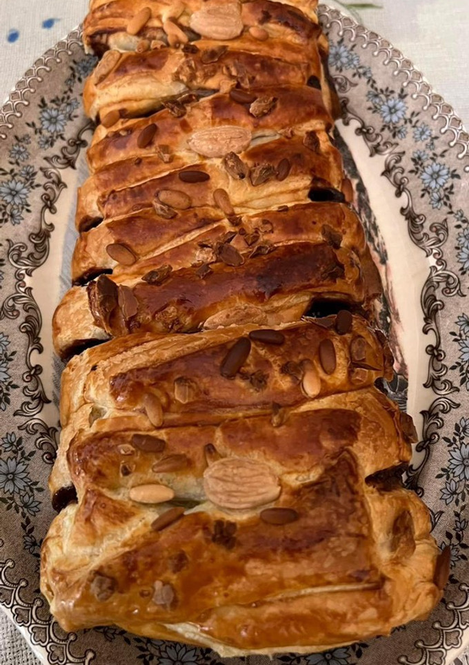 Una foto de Trenza de hojaldre rellena de chocolate y cubierto de frutos secos🍃