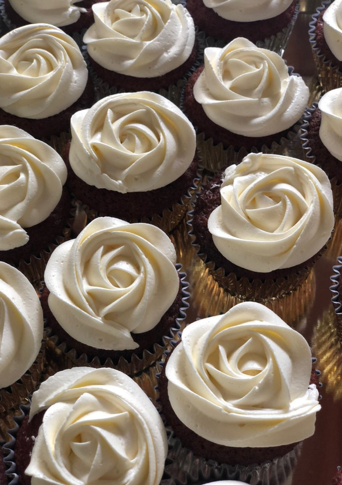 Una foto de Buttercream con merengue suizo
