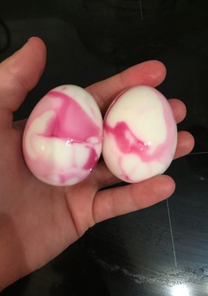 Une photo de Œufs durs colorés