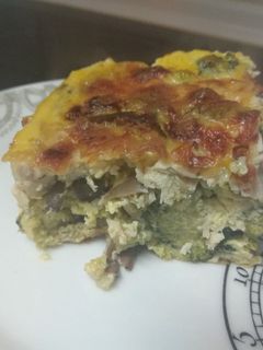Una foto de Pastel de brócoli, setas y pavo