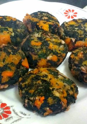 Una foto de Buñuelos veganos y sin gluten de calabaza y hojas de remolacha (3 ingredientes)