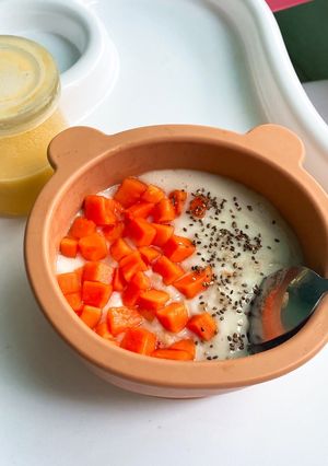 Hình của món Bữa sáng cho bé : Cháo Yến mạch mix đu đủ hạt chia.
