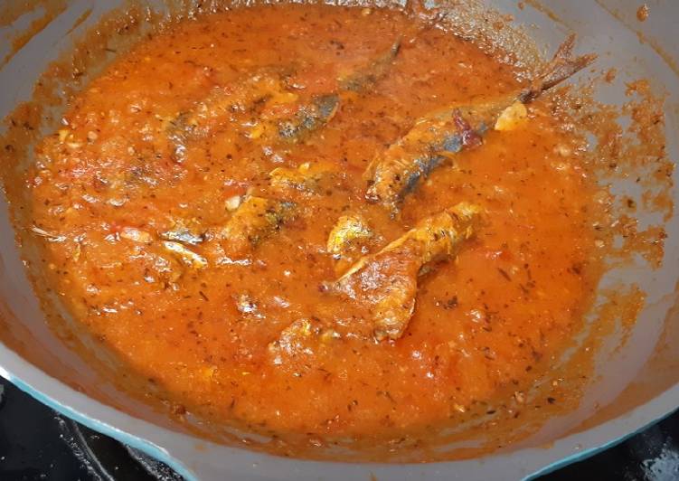 Ikan makarel dengan sop tomat (anggap saja sarden kalengan)