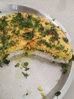 A picture of Sandwich Dhokla (without curd).