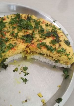 A picture of Sandwich Dhokla (without curd).