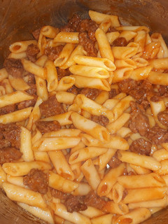 Una foto de Macarrones sencillos con hamburguesa de ternera