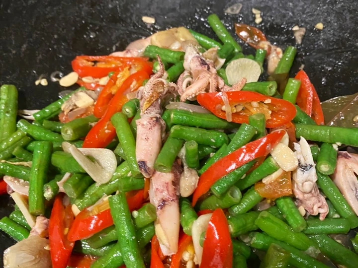 Langkah Mudah untuk Menyiapkan Resep  Tumis kacang panjang cumi asin yang Lezat, Sempurna