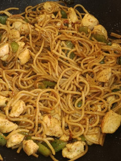 Una foto de Espaguetis con pollo y pimientos verdes