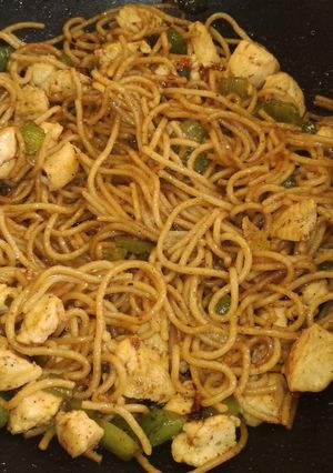 Una foto de Espaguetis con pollo y pimientos verdes