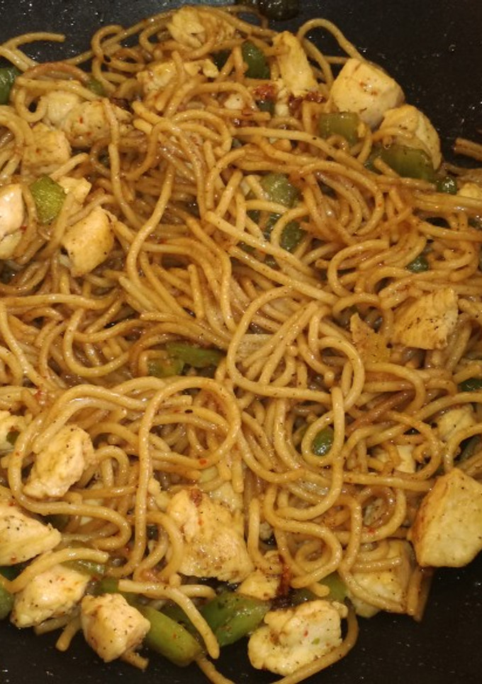 Una foto de Espaguetis con pollo y pimientos verdes