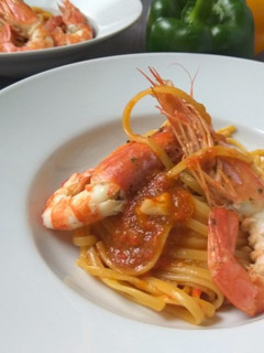 Una foto de Tallarines con crema de pimientos y gambas