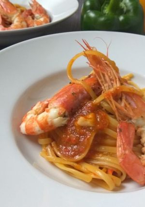 Una foto de Tallarines con crema de pimientos y gambas