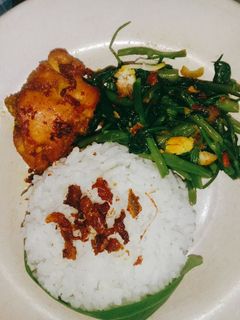 Foto resep Tumis Kangkung Pedas Ayam Goreng Nasi Putih by ELSA
