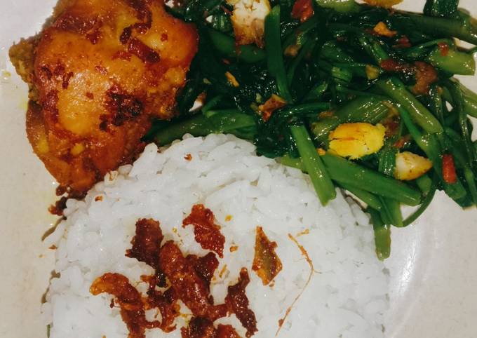 Bagaimana Membuat Tumis Kangkung Pedas Ayam Goreng Nasi Putih by ELSA Anti Gagal