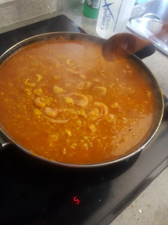 Una foto de Arroz de paella de pollo con gambas