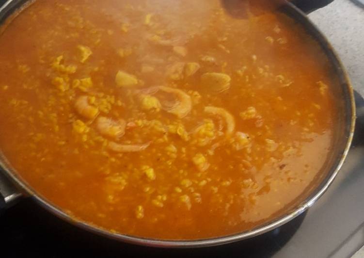 Arroz de paella de pollo con gambas