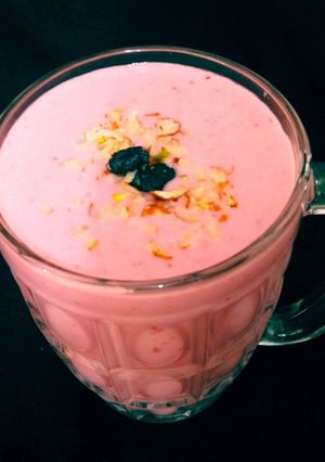 स्ट्रॉबेरी सिनेमन मिल्क शेक (Strawberry Cinnamon milk shake recipe in Hindi) रेसिपी मुख्य फोटो