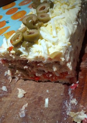 Una foto de Pastel de atún frío con pan lactal