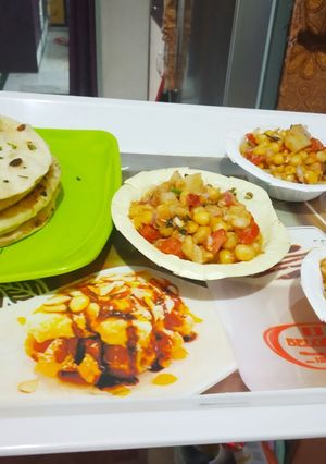 A picture of Chole Kulcha.