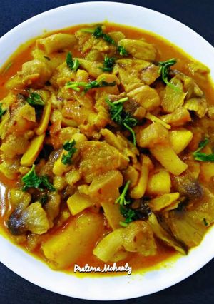 A picture of Paddy Straw Mushroom Curry (Home Style).
