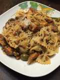 Farfalle en salsa Marinara, con Cerdo y Hongos Fritos