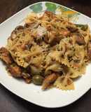 Farfalle en salsa Marinara, con Cerdo y Hongos Fritos