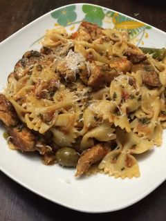 Una foto de Farfalle en salsa Marinara, con Cerdo y Hongos Fritos