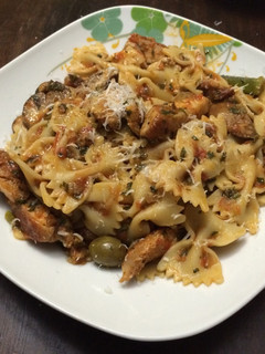 Una foto de Farfalle en salsa Marinara, con Cerdo y Hongos Fritos