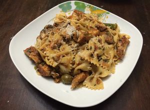 Una foto de Farfalle en salsa Marinara, con Cerdo y Hongos Fritos