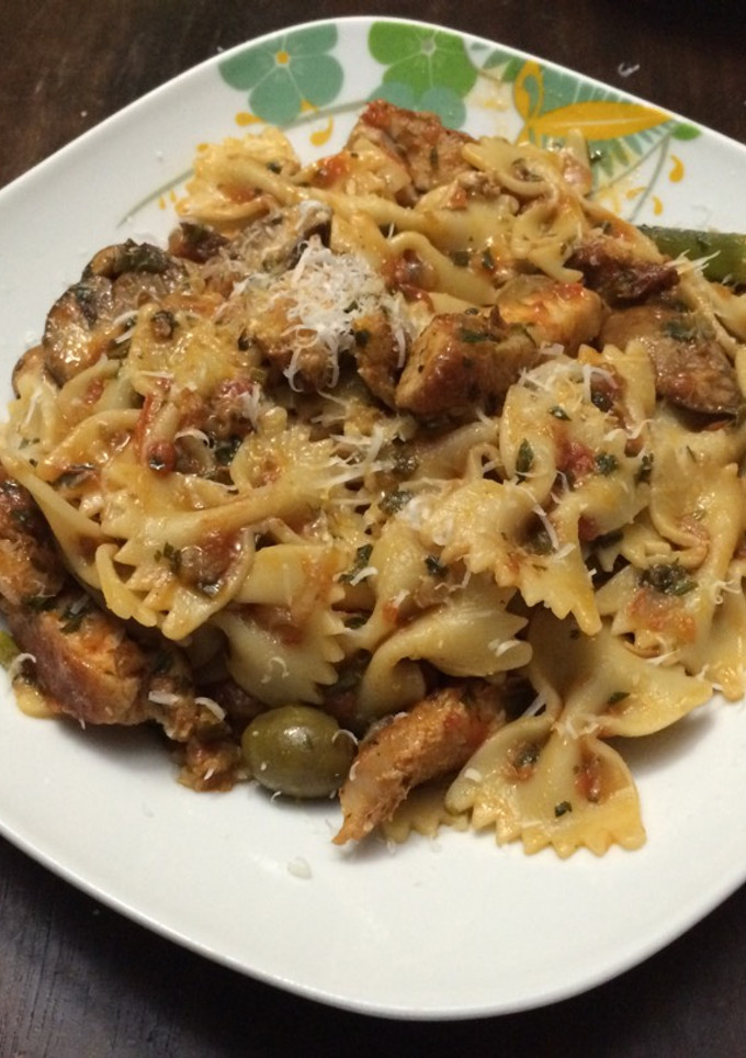 Una foto de Farfalle en salsa Marinara, con Cerdo y Hongos Fritos