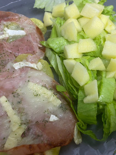 Una foto de Patatas con pavo y queso de Cabra al lekue