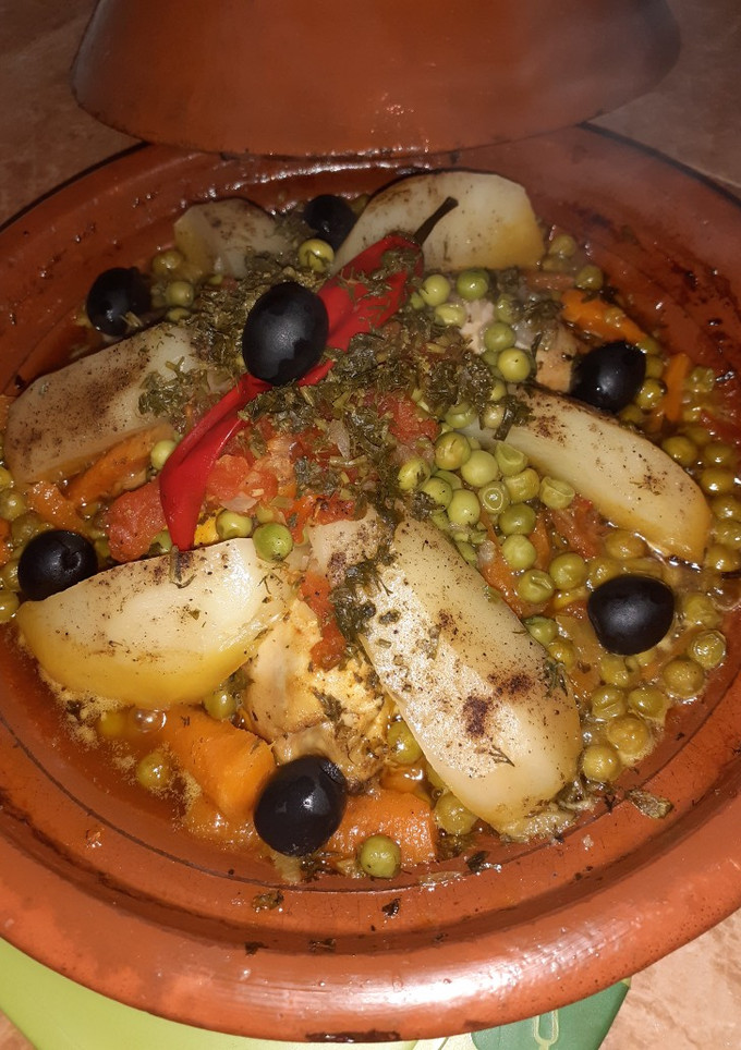 Una foto de Tajine de pollo con verduras 🍗🍅🥔🥕