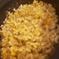 A picture of Crock pot mac & cheese.