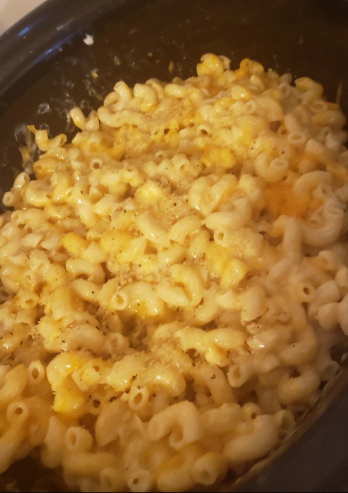A picture of Crock pot mac & cheese.