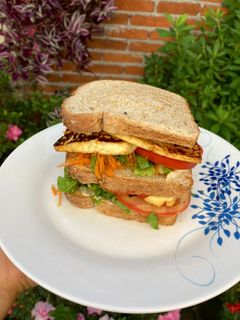Una foto de Sándwich de Adobera 3 pisos