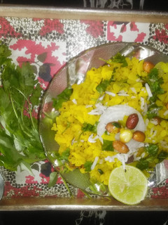 કાંદા પોહા (Kanda Poha Recipe In Gujarati) રેસીપી મુખ્ય ફોટો