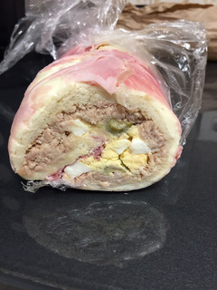 Una foto de Rollo de jamón, queso y atún