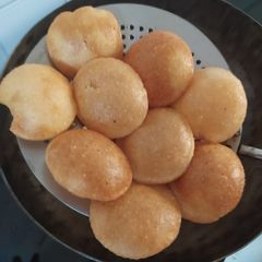 A picture of Suji ki pakodi.