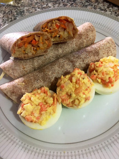 Una foto de Wraps y huevo relleno