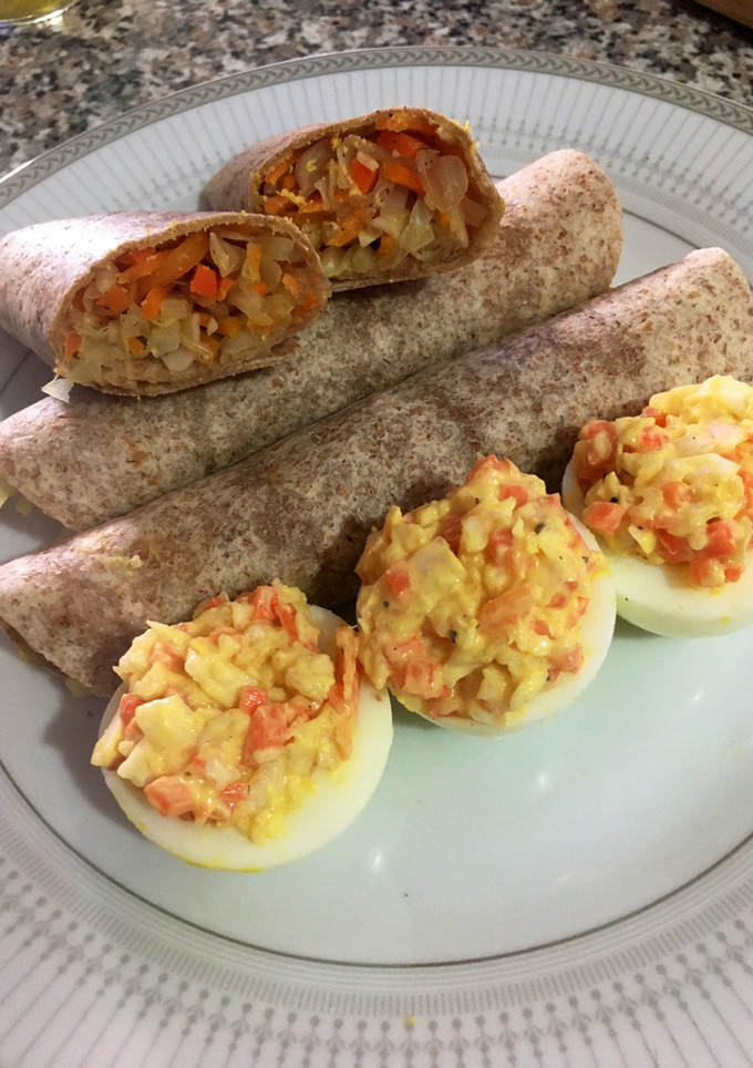 Una foto de Wraps y huevo relleno