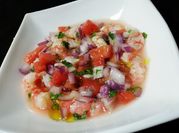 Una foto de ceviche de gambas
