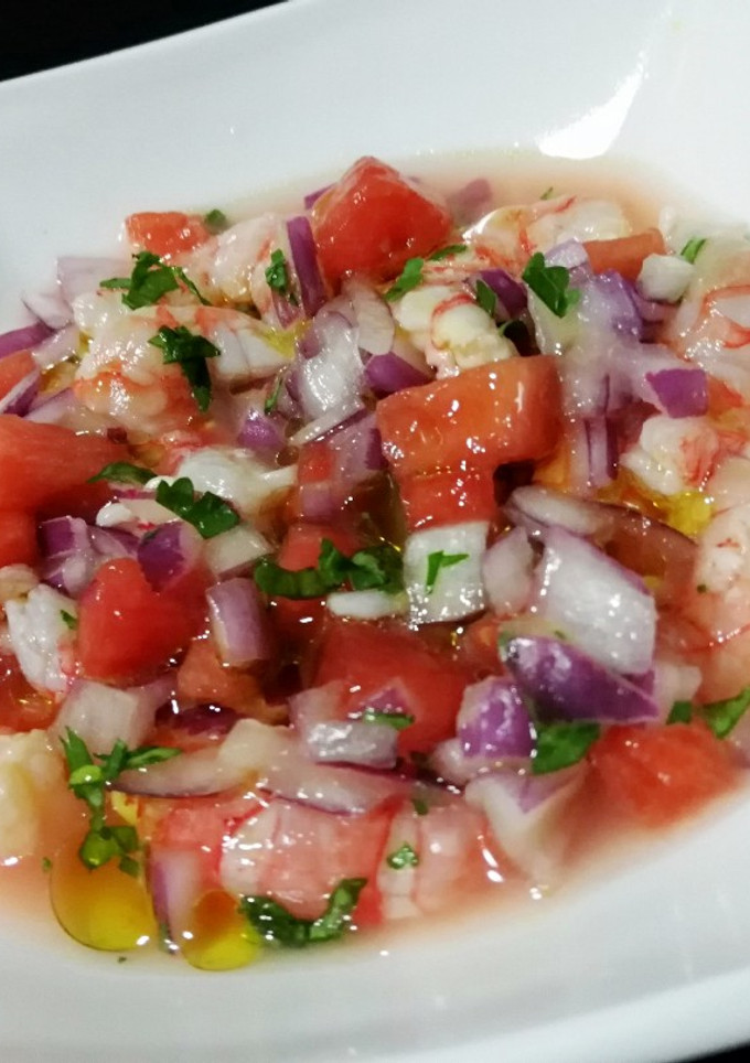 Una foto de Ceviche de gamba roja con sandía