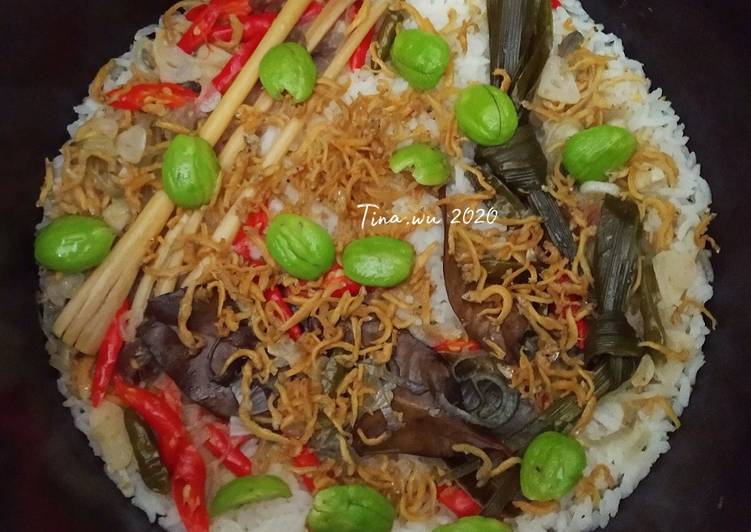 Bagaimana Menyiapkan Nasi Liwet simple rice cooker yang Enak Banget