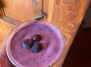Una foto de Batido de arándano y frutilla