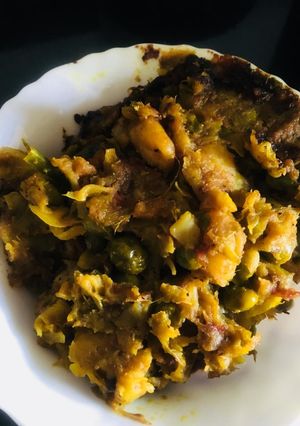 A picture of Aaloo kumro ghontna (Potato and pumpkin stir fry).