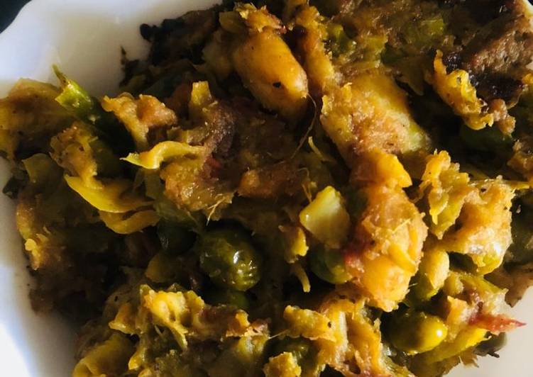 Recipe of Appetizing Aaloo kumro ghontna (Potato and pumpkin stir fry)
