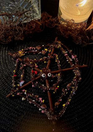 Una foto de Telaraña viviente (Mikados con chocolate y lacasitos) - Adviento Halloween