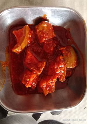 ખાટી કેરી નું અથાણું (Khati Keri Athanu Recipe In Gujarati) રેસીપી મુખ્ય ફોટો
